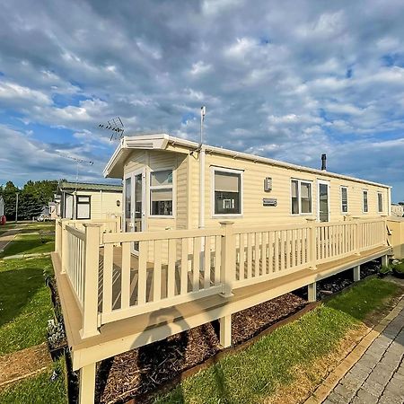 Caravan With Decking And Free Wifi At Seawick Holiday Park Ref 27214Sw Clacton-on-Sea Exteriör bild