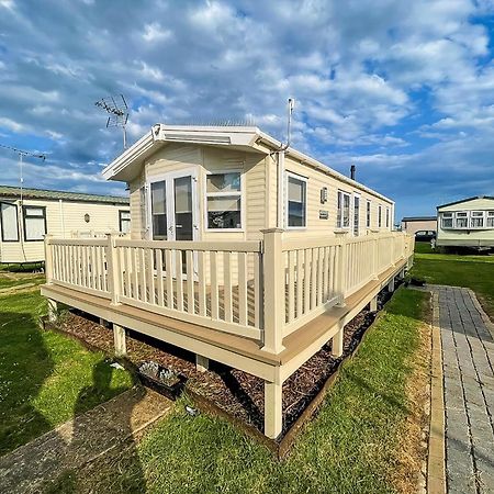 Caravan With Decking And Free Wifi At Seawick Holiday Park Ref 27214Sw Clacton-on-Sea Exteriör bild