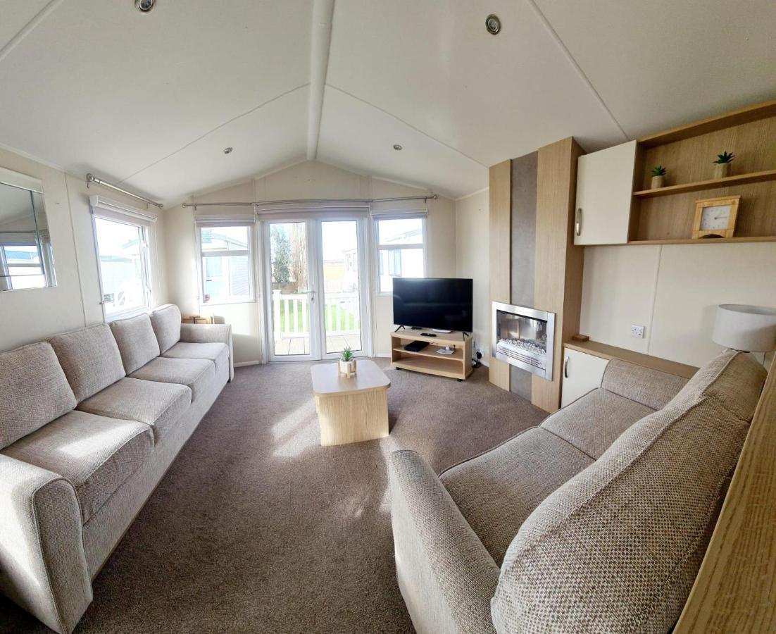 Caravan With Decking And Free Wifi At Seawick Holiday Park Ref 27214Sw Clacton-on-Sea Exteriör bild