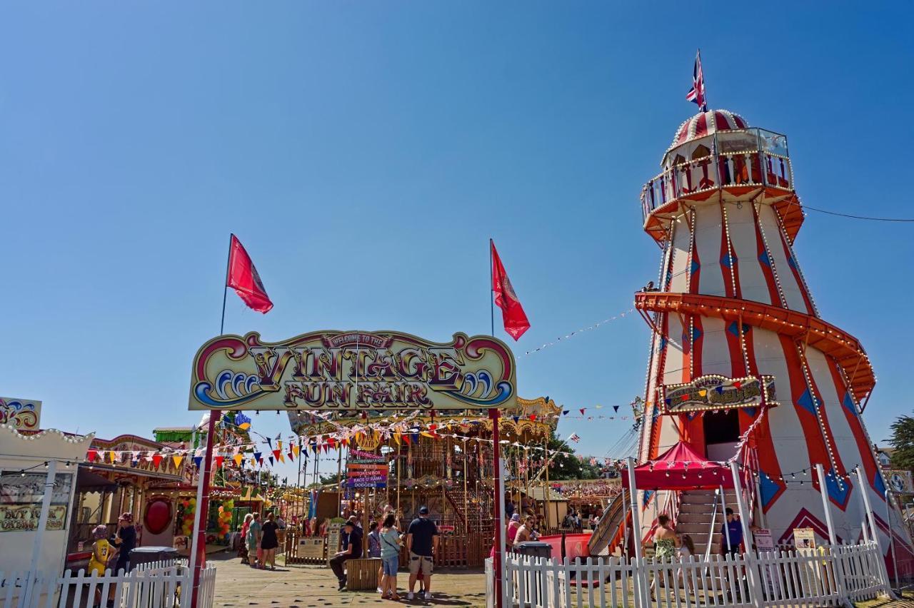 Caravan With Decking And Free Wifi At Seawick Holiday Park Ref 27214Sw Clacton-on-Sea Exteriör bild
