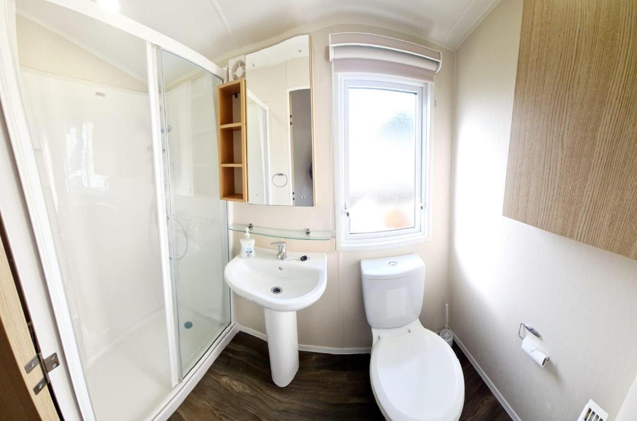 Caravan With Decking And Free Wifi At Seawick Holiday Park Ref 27214Sw Clacton-on-Sea Exteriör bild