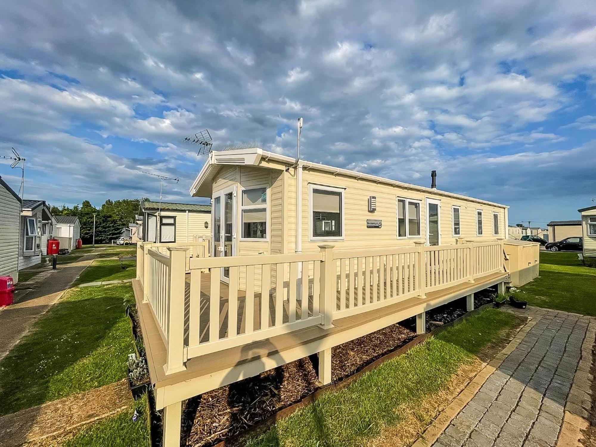 Caravan With Decking And Free Wifi At Seawick Holiday Park Ref 27214Sw Clacton-on-Sea Exteriör bild