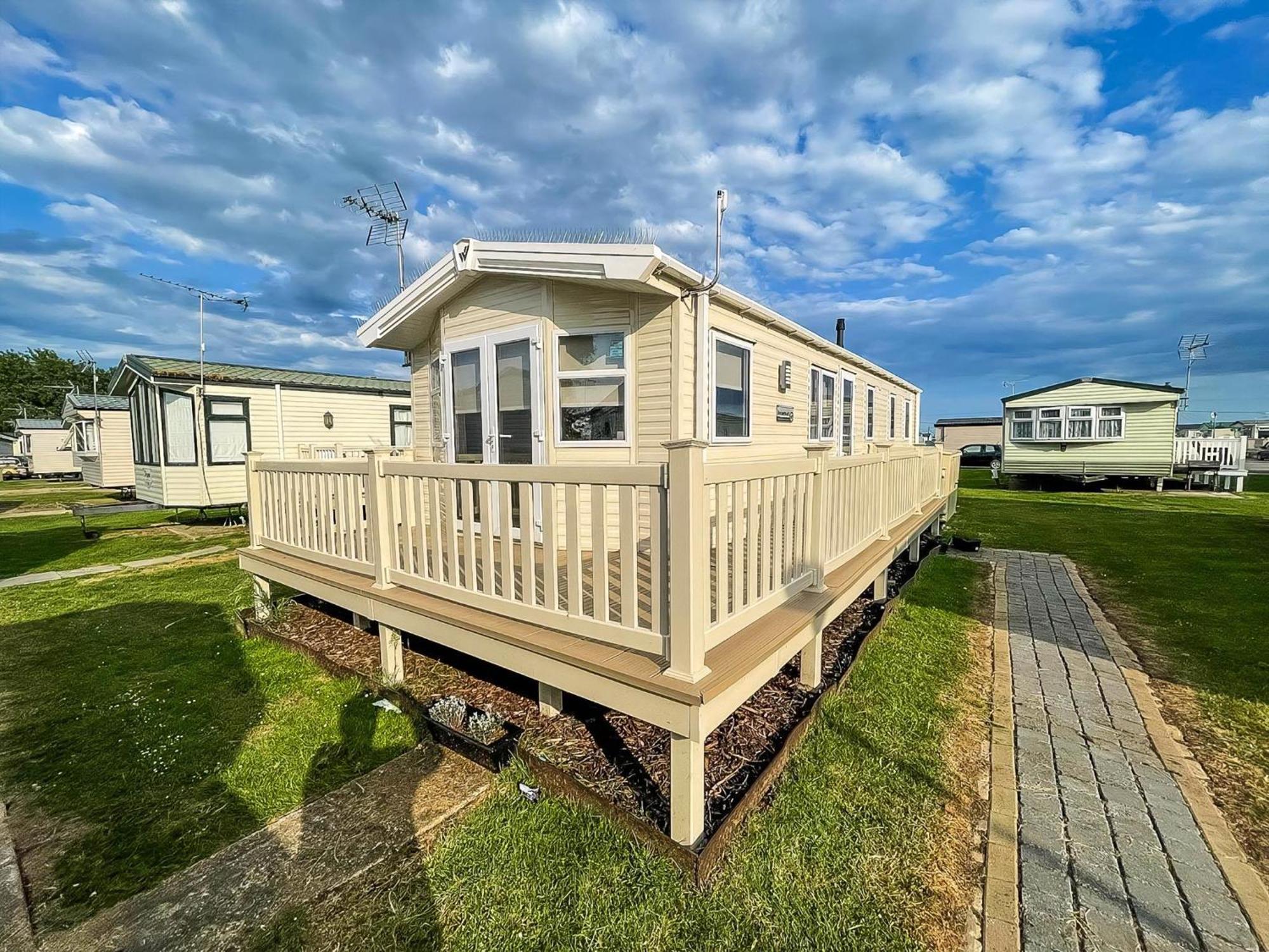 Caravan With Decking And Free Wifi At Seawick Holiday Park Ref 27214Sw Clacton-on-Sea Exteriör bild