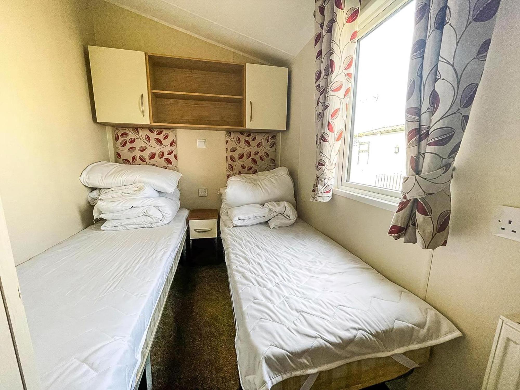 Caravan With Decking And Free Wifi At Seawick Holiday Park Ref 27214Sw Clacton-on-Sea Exteriör bild