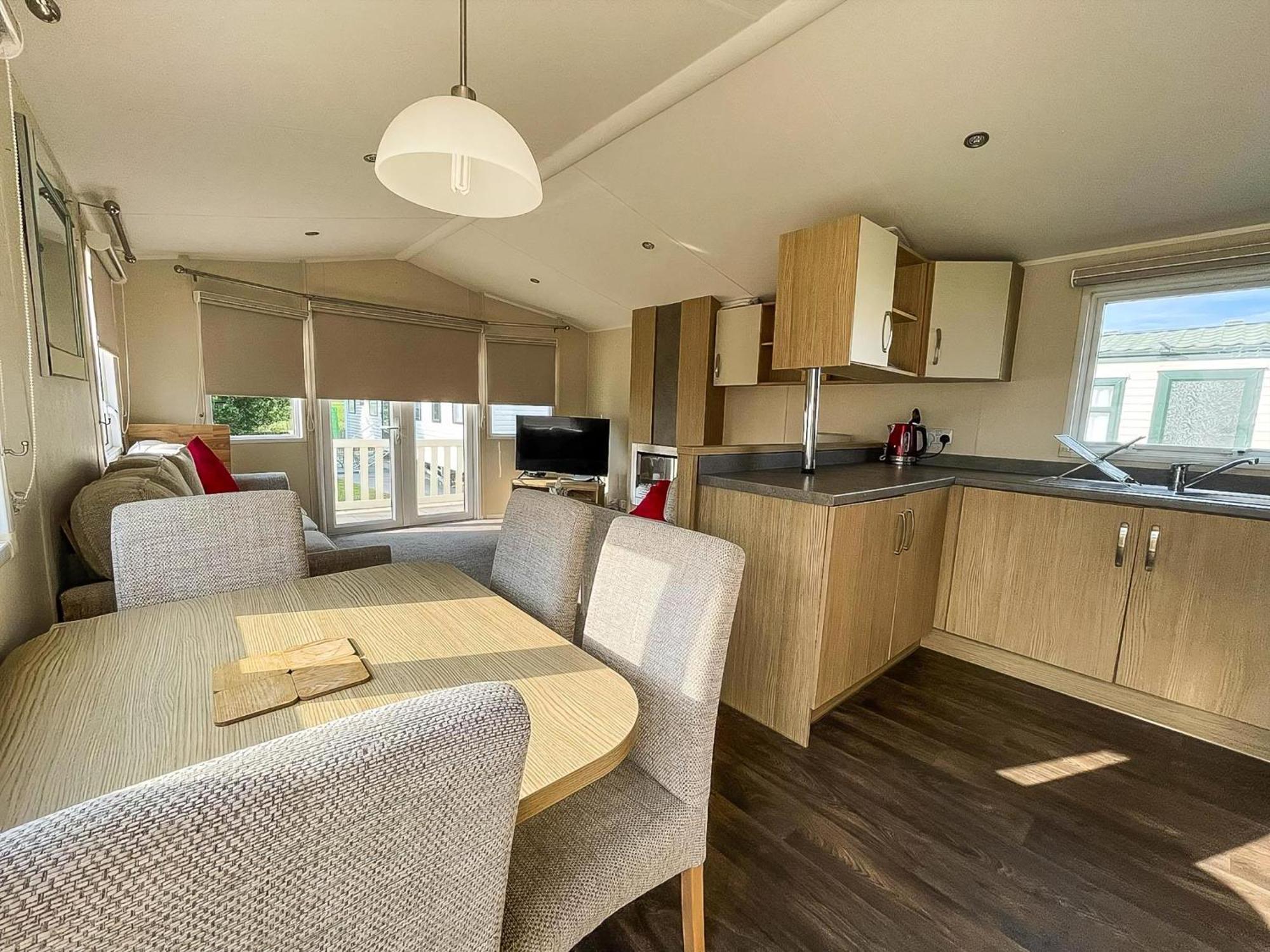 Caravan With Decking And Free Wifi At Seawick Holiday Park Ref 27214Sw Clacton-on-Sea Exteriör bild