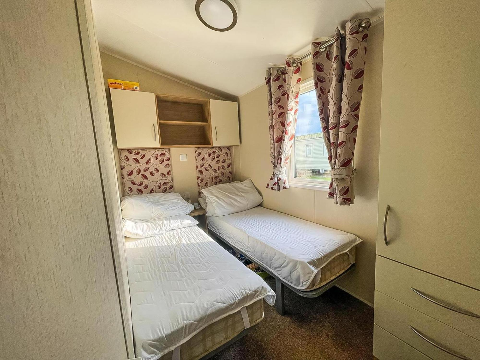 Caravan With Decking And Free Wifi At Seawick Holiday Park Ref 27214Sw Clacton-on-Sea Exteriör bild